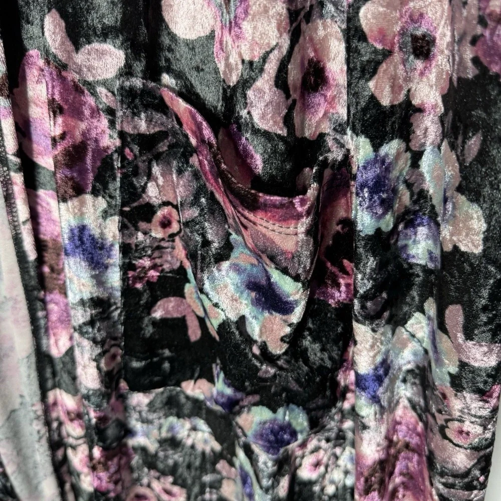 LulaRoe Duster Kimono Velvet Black Pink Floral L Boho Whimsygoth Pockets - Picture 2 of 10